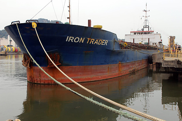 Navio cargueiro Iron Trader, atracado no porto de Vitória (ES)