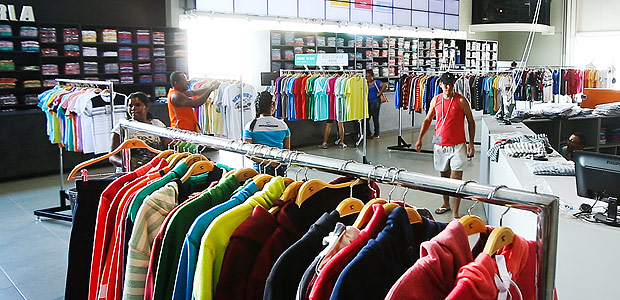 SANTA CRUZ DO CAPIBARIBE, PE, BRASIL - 25.05.2015: Interior da loja de fbrica da Rota do Mar, maior empresa do ramo de roupas na regio. (Foto: Andr Felipe/Folhapress, MERCADO)