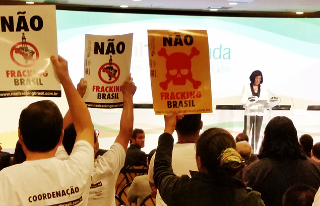 Protesto na abertura da 13 Rodada de licitao de reas de petrleo, no Rio de Janeiro