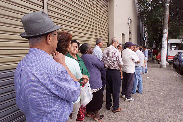 ORG XMIT: 374901_1.tif Idosos na fila de atendimento em posto do INSS, na gua Branca, em So Paulo (SP). (So Paulo, SP, 20.10.2003, Foto: Moacyr Lopes Junios/Folhapress) 