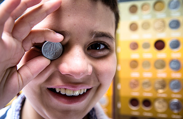 Rafael Bezerra, 11, com seu lbum de moedas