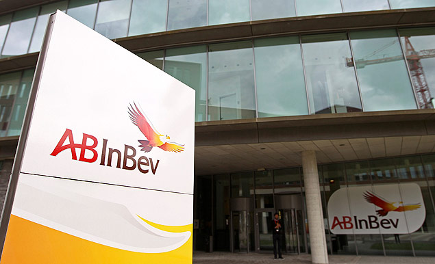 Logo da AB Inbev em frente  sede da cervejaria, em Leuven, na Blgica