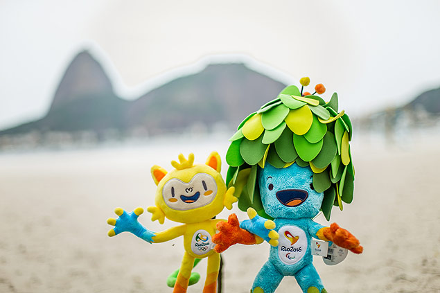 Mascotes olmpicos em frente ao Po de Acar, no Rio de Janeiro