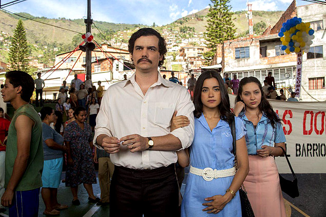 Wagner Moura como Pablo Escobar e Paulina Gaitan como sua mulher, Tata Escobar, em Narcos 