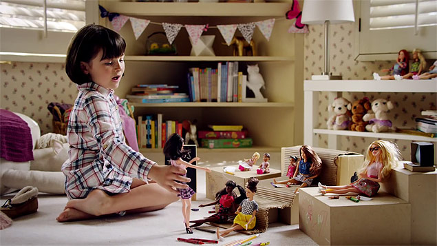 Imagem do comercial da Barbie tido como feminista