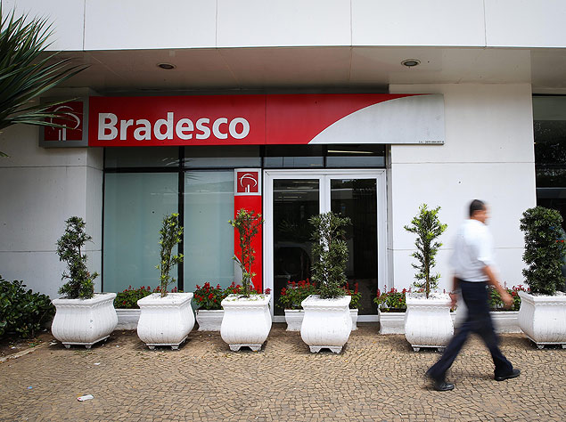 Homem passa em frente a agncia do Bradesco em So Paulo