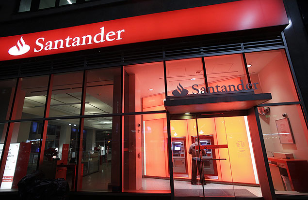 Fachada da agncia bancria do banco Santander, em Nova York (EUA). *** FILE - This Tuesday, Dec. 17, 2013 photo shows a branch of Santander bank, in New York. The Federal Reserve on Wednesday, March 11, 2015 announced it is barring the U.S. divisions of Spain's Santander and Germany's Deutsche Bank from paying any dividends, saying their planning for financial risks is inadequate. (AP Photo/Mark Lennihan, File) ORG XMIT: NYBZ154