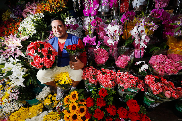 Denilson Domingues de Almeida, 38, no box de flores onde trabalha h dez anos, ao lado do cemitrio do Ara