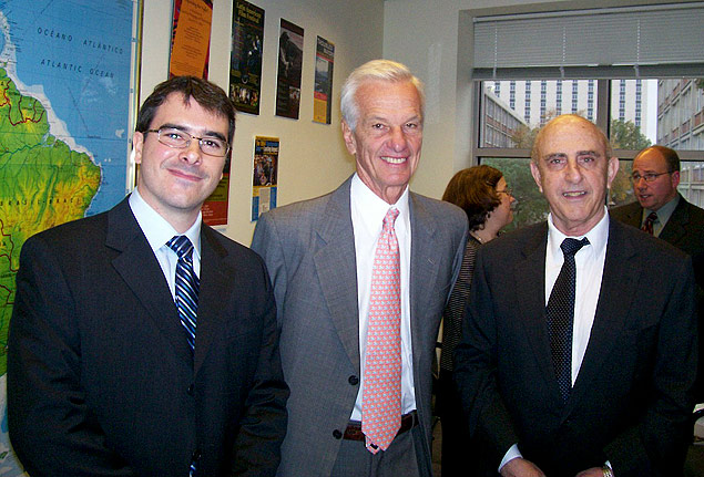 Jorge Paulo Lemann (ao centro) posa com os professores Werner Baer ( esq.) e David Fleischer durante a inaugurao do Instituto Lemann de Estudos Brasileiros na Universidade do Illinois, em Champaign (EUA)