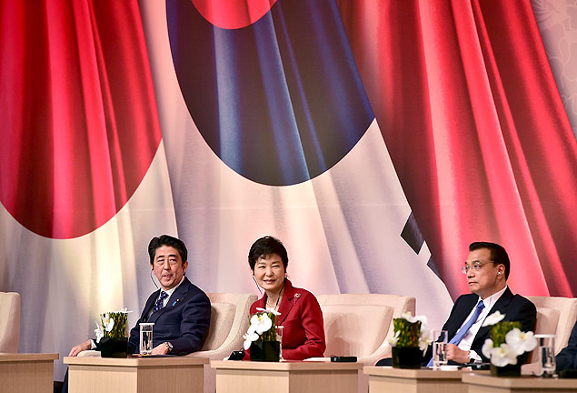 A presidente sul-coreana, Park Geun-hye (centro) e os primeiros-ministros japons e chins, Shinzo Abe e Li Keqiang, em reunio de cpula em Seul, onde trataram questes sobre livre-comrcio e segurana