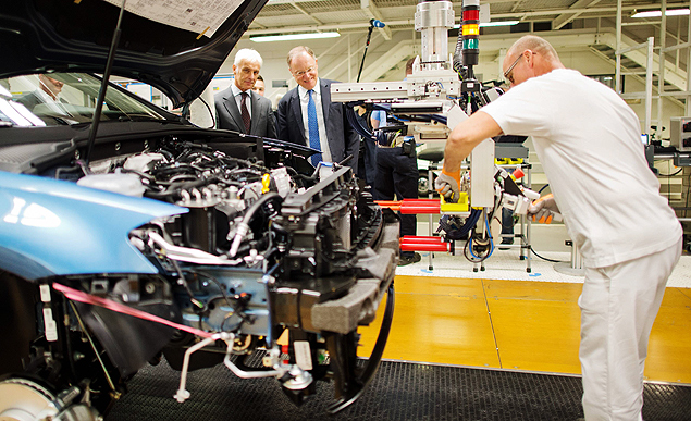 Volkswagen CEO Matthias Mueller and Stephan Weil (C) Prime Minister of Lower Saxony and member of the VW Supervisory board look at the Golf 7 production line during a tour of the VW factory in Wolfsburg, Germany October 21, 2015. Volkswagen may have to set aside more than the 6.5 billion euros ($7.4 billion) it has so far allocated to cover the costs of an emissions scandal if car sales suffer, its chief executive said on Wednesday. REUTERS/Julien Stratenschulte/Pool ORG XMIT: JST233