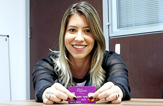 A publicitária Laís Sturaro com cartão de crédito da Nubank, que não cobra anuidade