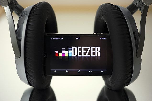 Smartphone conectado ao aplicativo Deezer, servio de streaming de msica