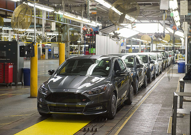 (FILES) In this January 7, 2015 file photo, a lineup of Ford Focus vehicles is seen on an assembly line at the Ford Michigan Assembly Plant in Wayne, Michigan. US manufacturers showed firm signs of life in October after a mid-year slowdown, but overall industrial output was lower due to the energy sector slump, Federal Reserve data showed November 17, 2015. The Fed's industrial production index lost 0.2 points to 107.2, and showed a bare 0.3 percent gain from a year ago. That was mainly due to the sharp contraction in the oil and coal mining sectors due to the plunge in fuel prices. AFP PHOTO / SAUL LOEB / FILES ORG XMIT: SAL021