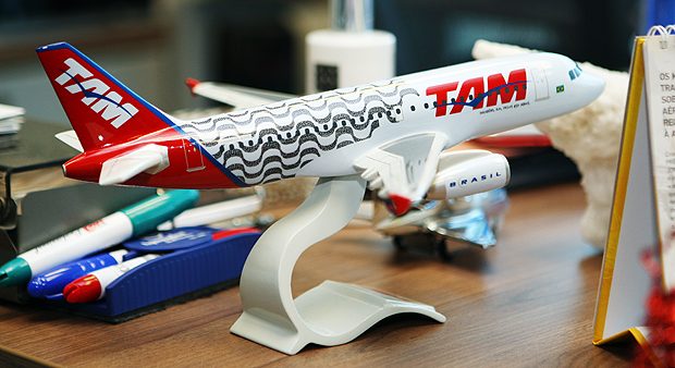 Modelo de avio da TAM, no escritrio de Claudia Sender, em So Paulo