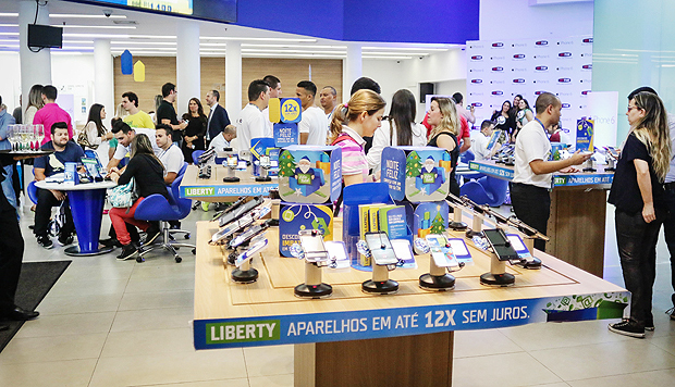 Consumidores em loja da TIM em shopping de So Paulo