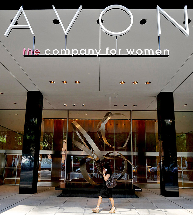 Mulher caminha em frente a loja da Avon em Nova York