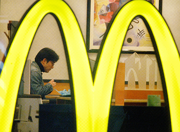 Consumidor come em unidade do McDonald's em Tquio, no Japo 
