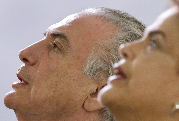Brazil's President Dilma Rousseff (R) and Vice President Michel Temer listen to Brazil's national anthem before an annual lunch with general officers in Brasilia, Brazil, December 16, 2015. REUTERS/Ueslei Marcelino ORG XMIT: BSB113