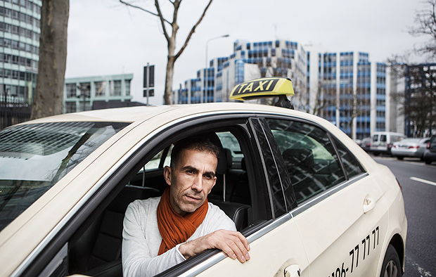 Hasan Kurt, dono de empresa de txi em Frankfurt que se recusou a trabalhar com o Uber