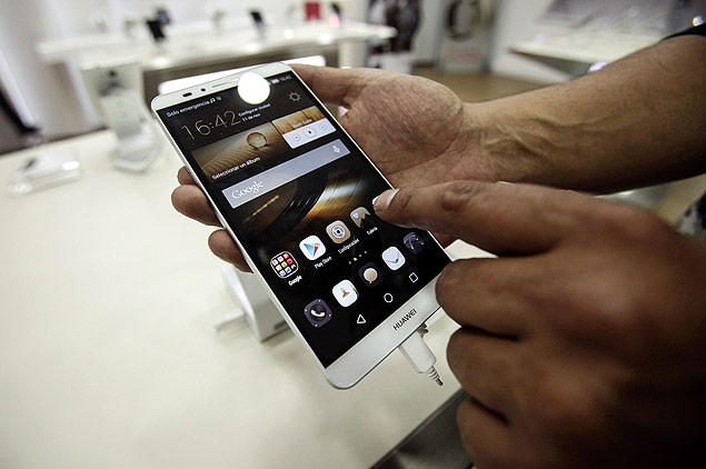 Telefone da marca Huawei; confira como limpar a tela do celular