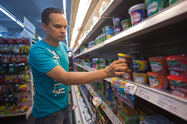 O consultor de projetos Sady Fauth Jr., que j havia morado em Buenos Aires em 2012, verifica preos em supermercado