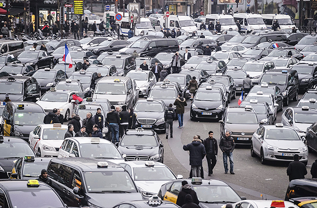 Taxistas bloqueiam Porte Maillot, em Paris, em manifestao contra o aplicativo Uber