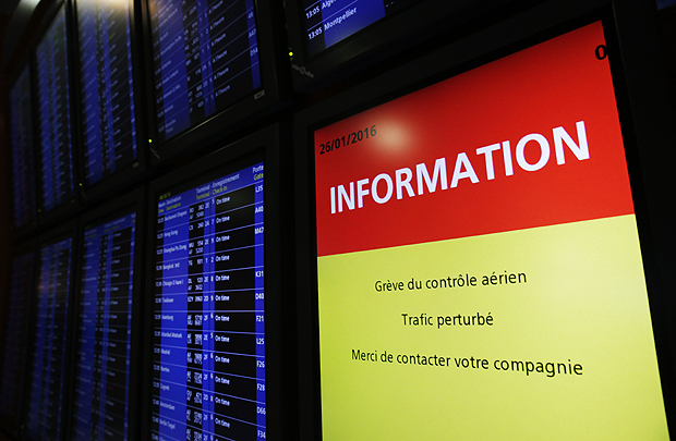Painel no aeroporto Charles de Gaulle, em Paris, informa que controladores areos esto em greve 