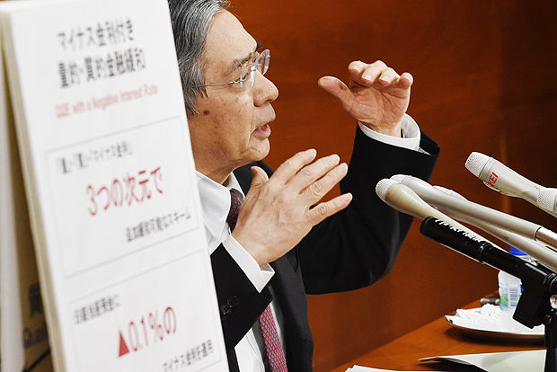 Presidente do banco central japons, Haruhiko Kuroda, durante anncio do corte da taxa de juros