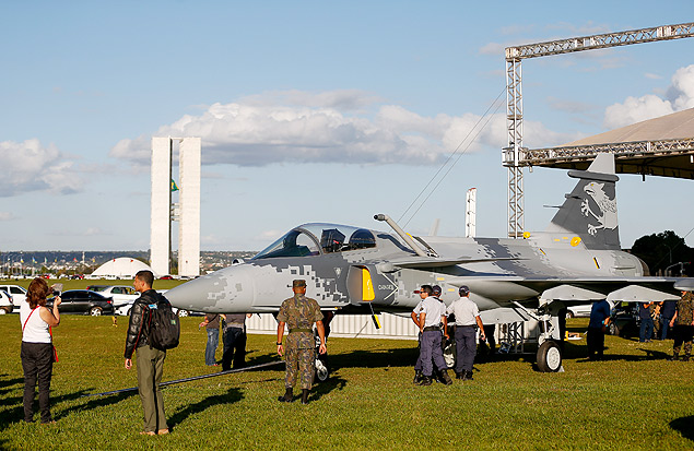 Maquete em tamanho natural do caa Saab Gripen na Esplanada dos Ministrios