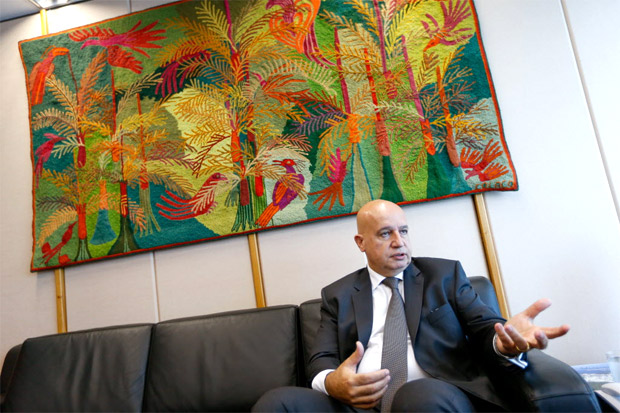 O ministro do Planejamento, Valdir Simo, em entrevista em seu gabinete, em Braslia