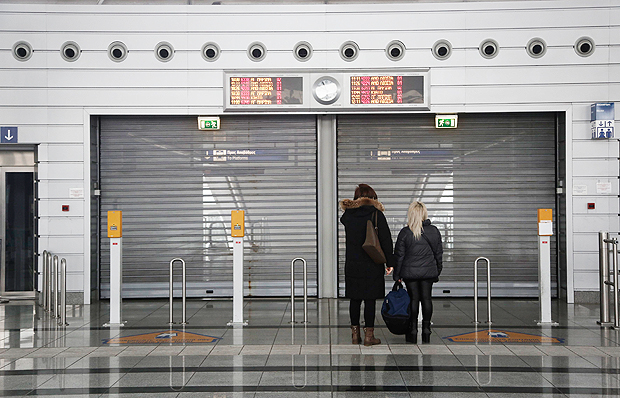 Greve afetou voos e sistema de metr na Grcia: na foto, mulheres se deparam com estao fechada