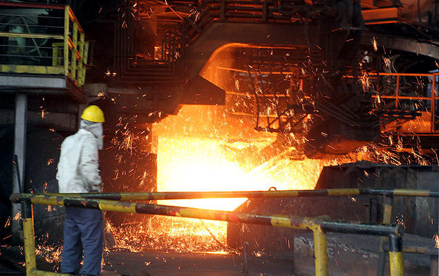 Produo de ferro em um alto forno em fbrica da Usiminas; empresa tenta evitar recuperao judicial