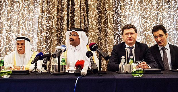 Esq. para dir.: ministros de Arbia Saudita, Qatar e da Rssia (segundo  direita) participam de coletiva