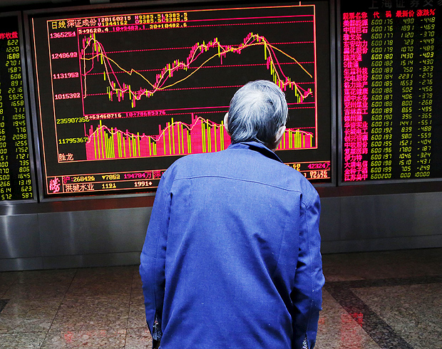 Investidor observa painel eletrnico em corretora de Pequim, capital da China