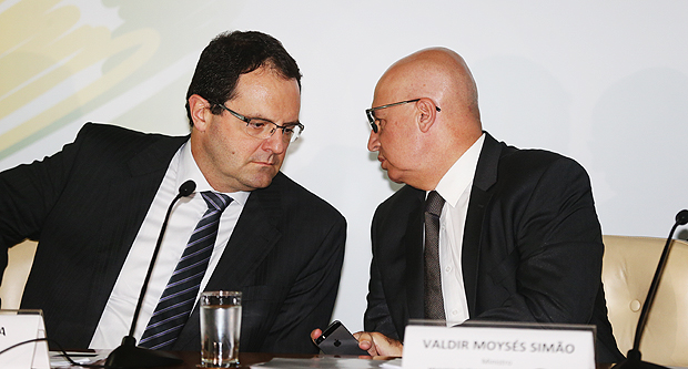 Ministro da Fazenda, Nelson Barbosa (esq.), e ministro do Planejamento, Valdir Simo (dir.), na coletiva