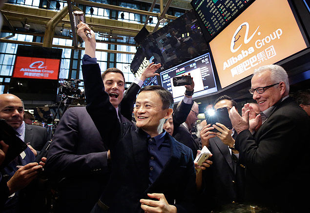 Jack Ma, fundador do Alibaba, ao centro, durante a abertura de capital da empresa, em Nova York