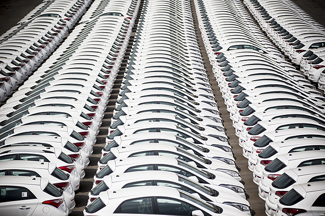 Pátio de carros em SP; setor automotivo prevê queda nas vendas para este ano no país