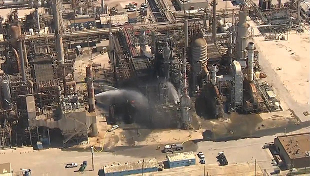 Incendio na refinaria de petroleo em Pasadena, Texas (EUA). (Foto Reproducao/abcNEWS) ***DIREITOS RESERVADOS. NO PUBLICAR SEM AUTORIZAO DO DETENTOR DOS DIREITOS AUTORAIS E DE IMAGEM***