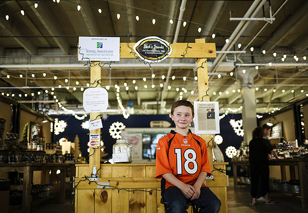 -- PHOTO MOVED IN ADVANCE AND NOT FOR USE - ONLINE OR IN PRINT - BEFORE FEB. 28, 2016. -- Jack Bonneau, 10, waits for customers at his cider and hot chocolate stand at a shopping mall in Littleton, Colo., Feb. 21, 2016. Young Americans Center for Financial Education, a Colorado organization is teaching financial literacy to those under 22, and thousands have participated in its entrepreneurship programs. (Nick Cote/The New York Times) ORG XMIT: XNYT120 ***DIREITOS RESERVADOS. NO PUBLICAR SEM AUTORIZAO DO DETENTOR DOS DIREITOS AUTORAIS E DE IMAGEM***