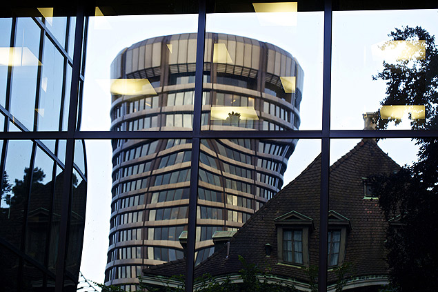 Sede do BIS (Banco de Compensaes Internacionais), considerado o Banco Central dos Bancos Centrais, refletido em janela, em Basileia (Suia). *** The headquarters of the Bank for International Settlements (BIS) is reflected in the window of a building in Basel, Switzerland, on Tuesday, June 25, 2013. Central banks can't expand loose monetary policy without exacerbating risks to world economies, the Bank for International Settlements said this week. Photographer: Gianluca Colla/Bloomberg ORG XMIT: 171667062