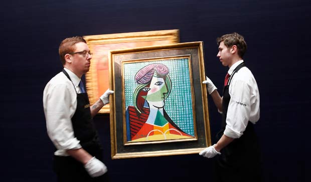 Gallery assistants carry the painting 'Tete de femme' by Pablo Picasso during a media preview of Impressionist and Modern Art Evening Sale at Sotheby's in London, Britain January 28, 2016. The picture is estimated to sell for between 16 -20 million British pounds when it is auctioned on February 3 in London.REUTERS/Stefan WermuthEDITORIAL USE ONLY. NO RESALES. NO ARCHIVE ORG XMIT: SWT05