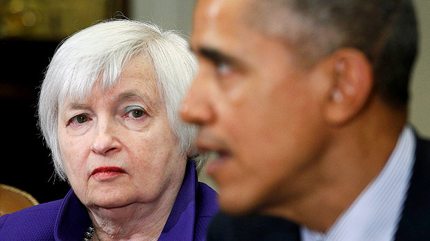 Presidente do Fed, Janet Yellen, observa o líder americano, Barack Obama