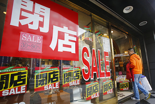 Homem entra em loja em promoo no Japo; consumo atrapalha economia japonesa