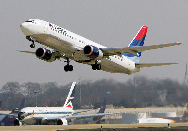 Avio da Delta Air Lines decola do aeroporto Hartsfield Jackson, em Atlanta (EUA)