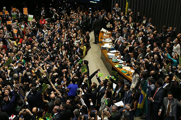 BRASLIA, DF, BRASIL, 17.04.2016. O deputado Bruno Araujo d seu voto, que faz 342 votos, na sesso da Cmara dos Deptuados que aprovou o pedido de Impeachment da presidente Dilma Rousseff. (FOTO Alan Marques/ Folhapress) PODER