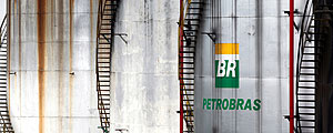 Tanques em Cubatão (SP); empresa praticamente paralisou investimento em refinarias – Paulo Whitaker - 12.abr.2016/Reuters Tanques em Cubatão (SP); empresa praticamente paralisou investimento em refinarias – Paulo Whitaker - 12.abr.2016/Reuters