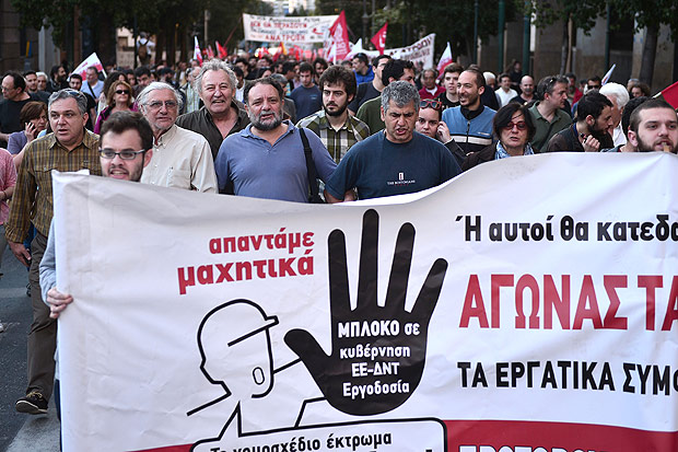 Funcionrios pblicos e manifestantes protestam contra programa de resgate na Grcia