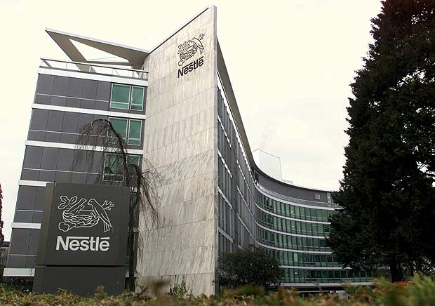 ORG XMIT: 193501_1.tif (FILES) Prdio da sede da Nestl na Sua. A picture dated 10 April 2000 shows the newly renovated Nestle AH headquarters in Vevey. Nestle spokesman Hans-Joerg Renk said 27 July 2000 that Nestle will join Swiss banks in contributing to a compensation fund for slave laborers and other survivors of Nazi persecution. New York federal Judge Edward Korman approved a 1.25 billion USD settlement between Swiss banks and 500,000 claimants to deposits by Holocaust victims. AFP PHOTO 