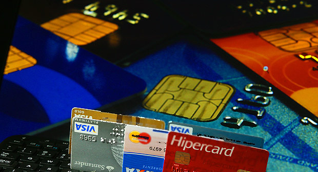 Juros no rotativo do cartão de crédito atingem 449,1% ao ano